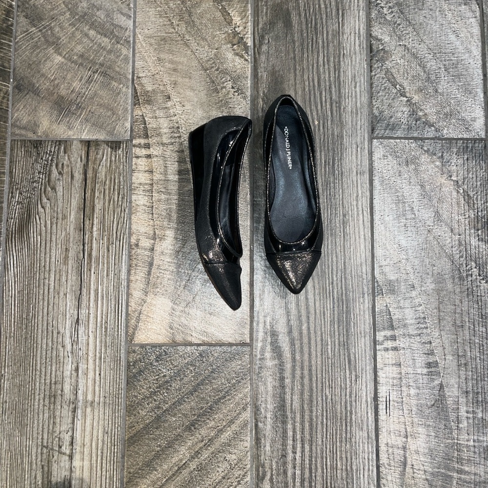 Donald J. Pliner Black Pointed Toe 1” wedge Heels